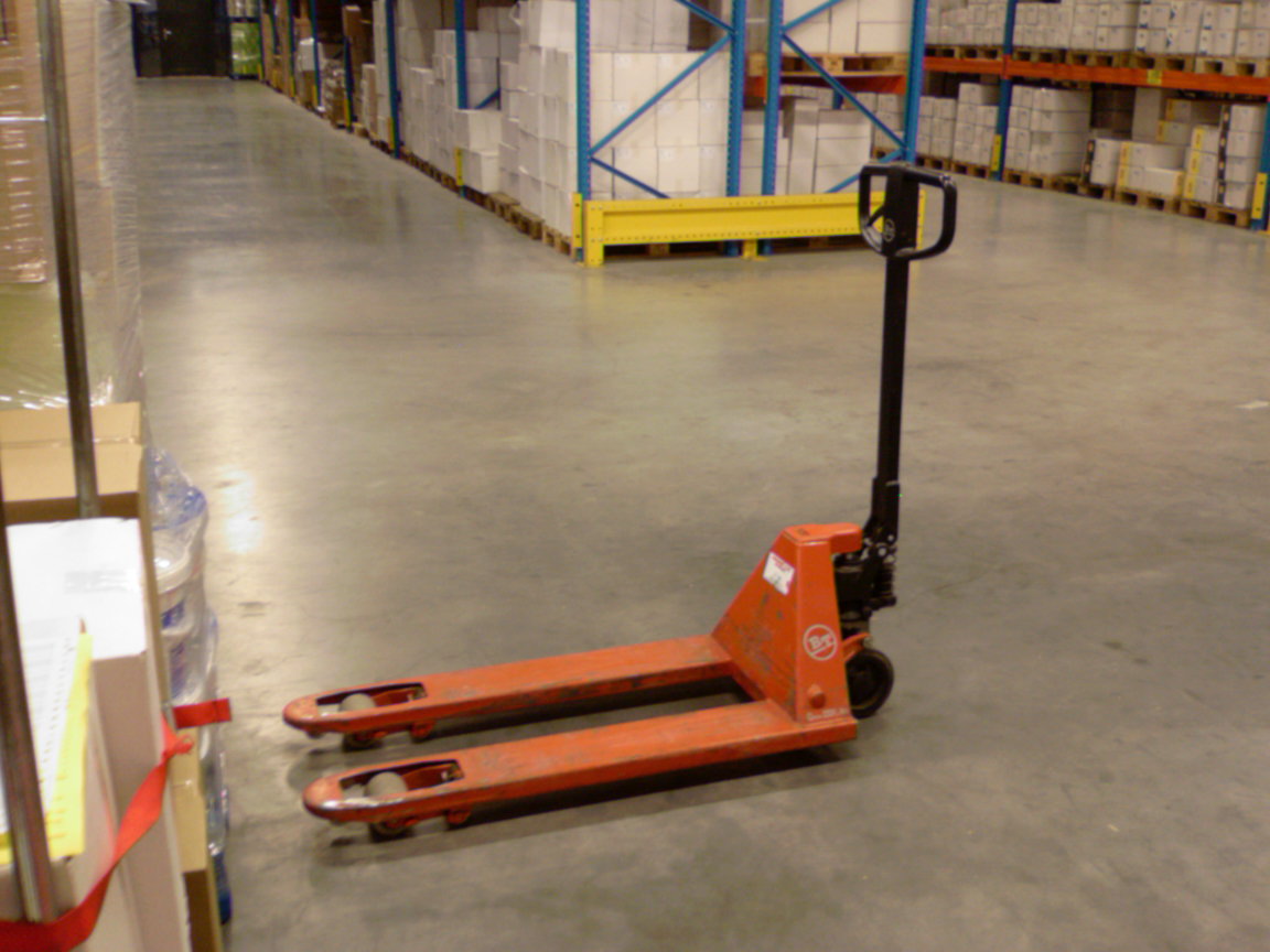 Mastering Material Handling: A Guide to Choosing the Right Pallet Truck